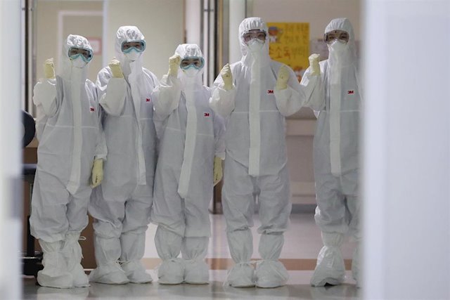 Médicos con trajes de seguridad, antes de atender pacientes con Covid-19