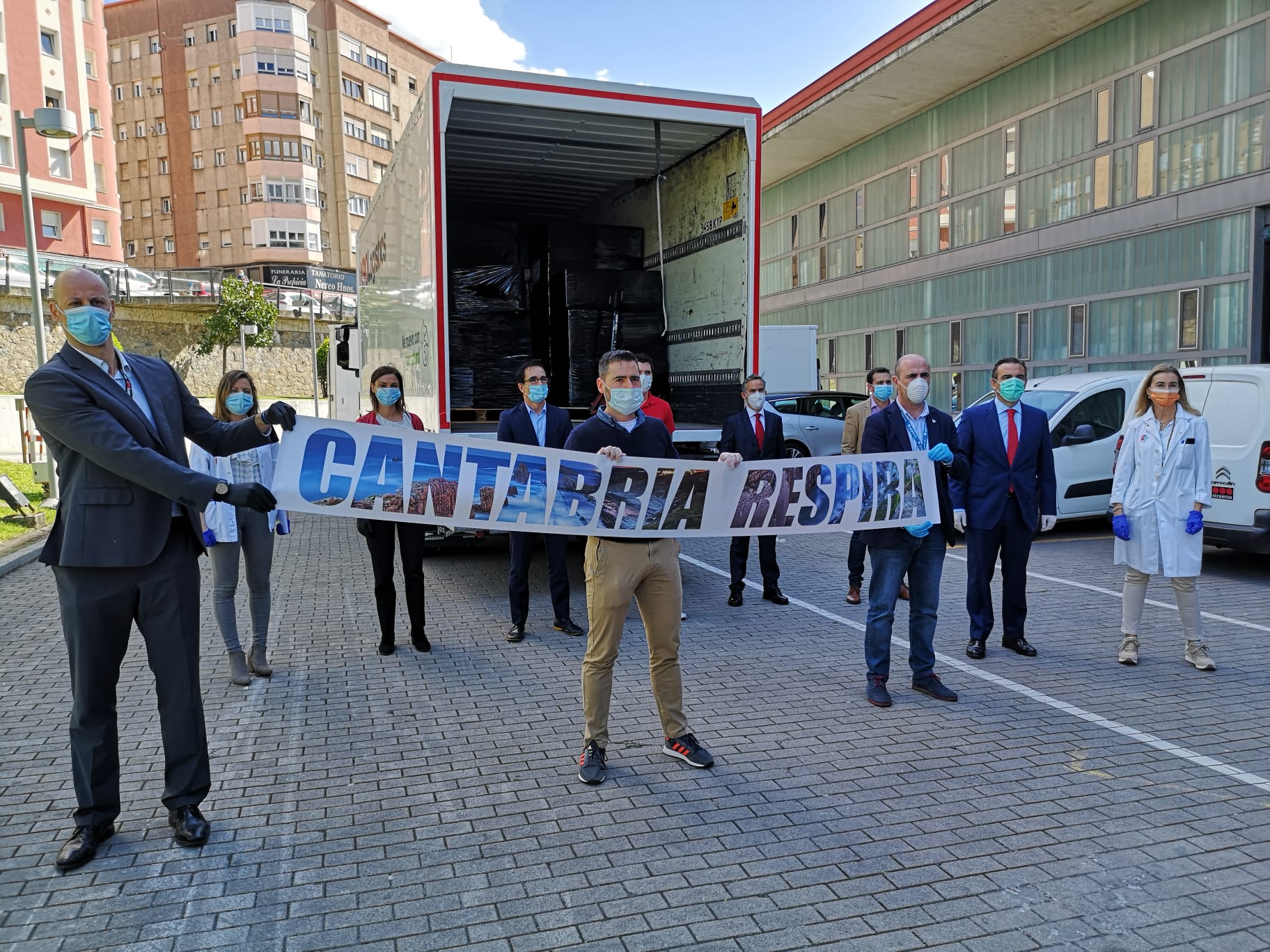 Representantes de parte de las empresas que apoyaron a Cantabria Respira en el acto de entrega celebrado en el Hospital Valdecilla.