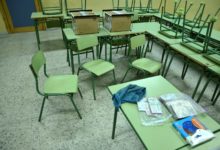 Sillas y mesas en un aula de un colegio.