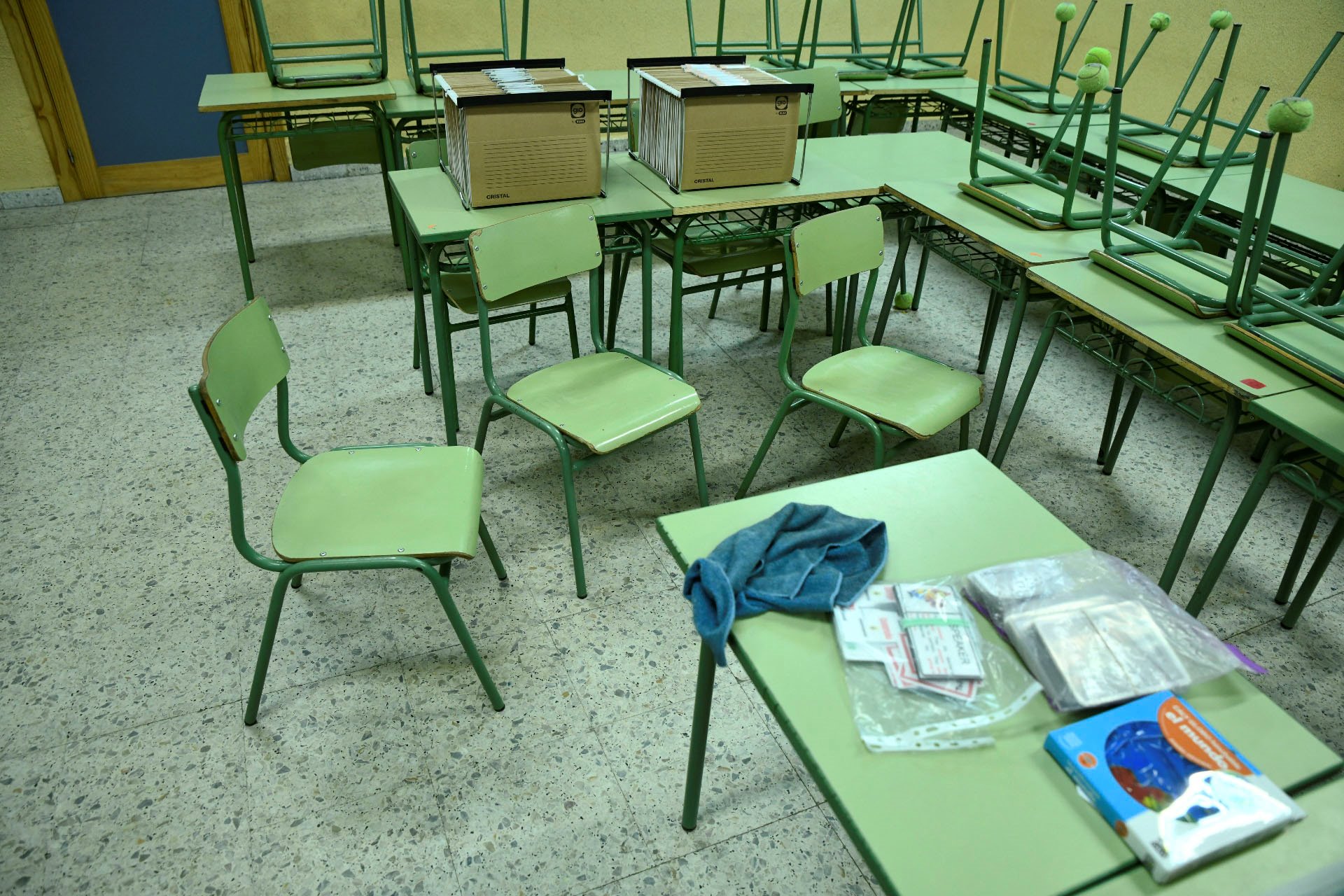 Sillas y mesas en un aula de un colegio.