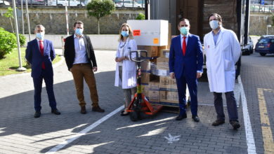 Donación respiradores invasivos al Hospital Universitario Marqués de Valdecilla. De derecha a izquierda: Rafael Tejido, director gerente del Hospital Universitario Marqués de Valdecilla; Manuel Ramón Iturbe Robles, director Territorial Cantabria-Asturias Banco Santander; Beatriz López Muñiz, subdirectora gerente; Jesús Martín, jefe de Gestión del Servicio Cántabro de Salud; y Damián Yruela.