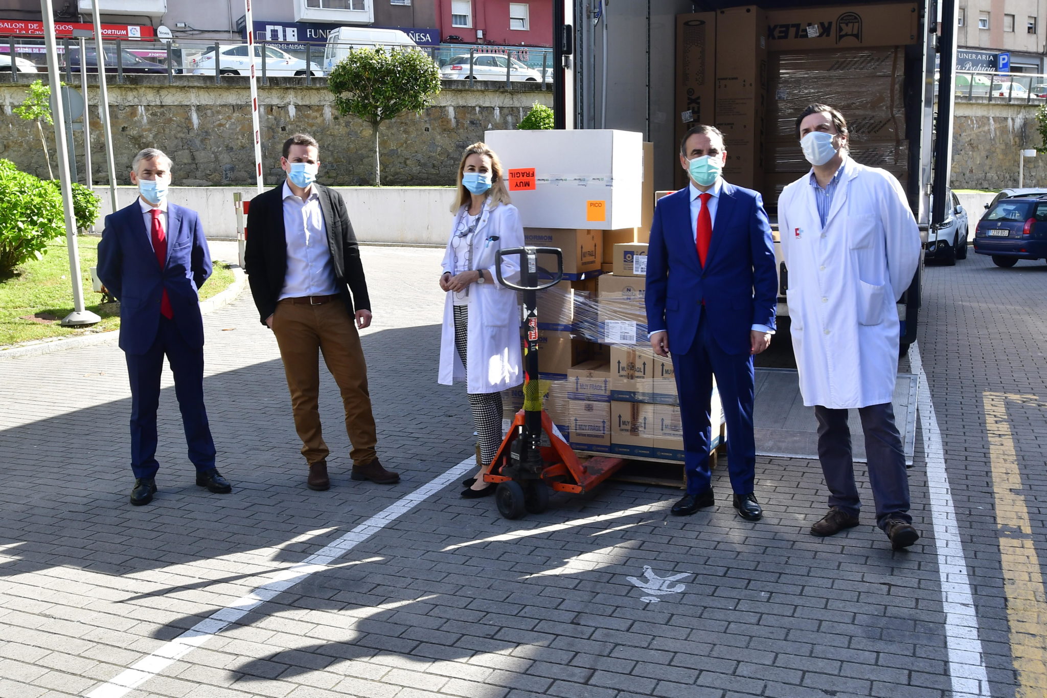 Donación respiradores invasivos al Hospital Universitario Marqués de Valdecilla. De derecha a izquierda: Rafael Tejido, director gerente del Hospital Universitario Marqués de Valdecilla; Manuel Ramón Iturbe Robles, director Territorial Cantabria-Asturias Banco Santander; Beatriz López Muñiz, subdirectora gerente; Jesús Martín, jefe de Gestión del Servicio Cántabro de Salud; y Damián Yruela.