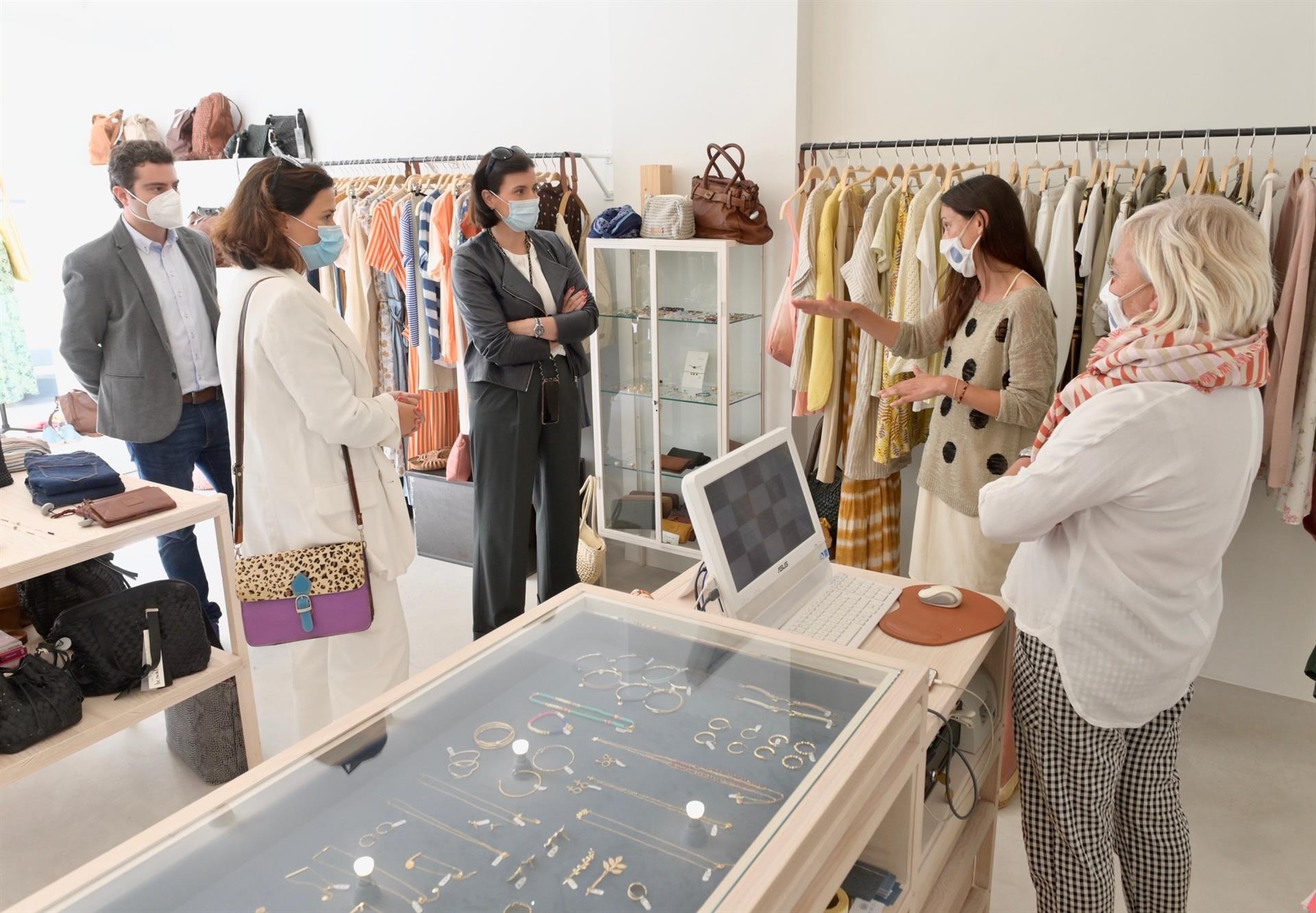 La alcaldesa de Santander visita un comercio - AYUNTAMIENTO DE SANTANDER