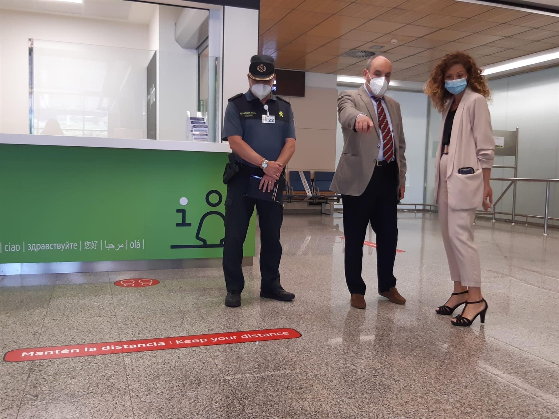 La delegada del Gobierno visita el aeropuerto para comprobar las medidas de seguridad - DELEGACIÓN DEL GOBIERNO