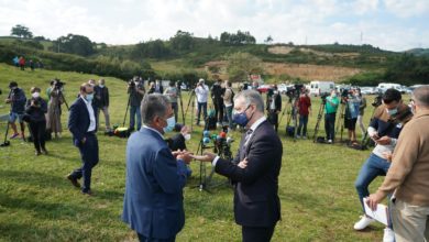 Los presidentes de Cantabria, Miguel Ángel Revilla y País Vasco, Iñigo Urkullu, en el barrio de Kobaron de la localidad vizcaína de Muskiz, con motivo de la apertura de la movilidad entre ambas comunidades - H.Bilbao - Europa Press