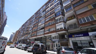 Varios agentes de la Policía Nacional controlan el edificio puesto en cuarentena en Santander.