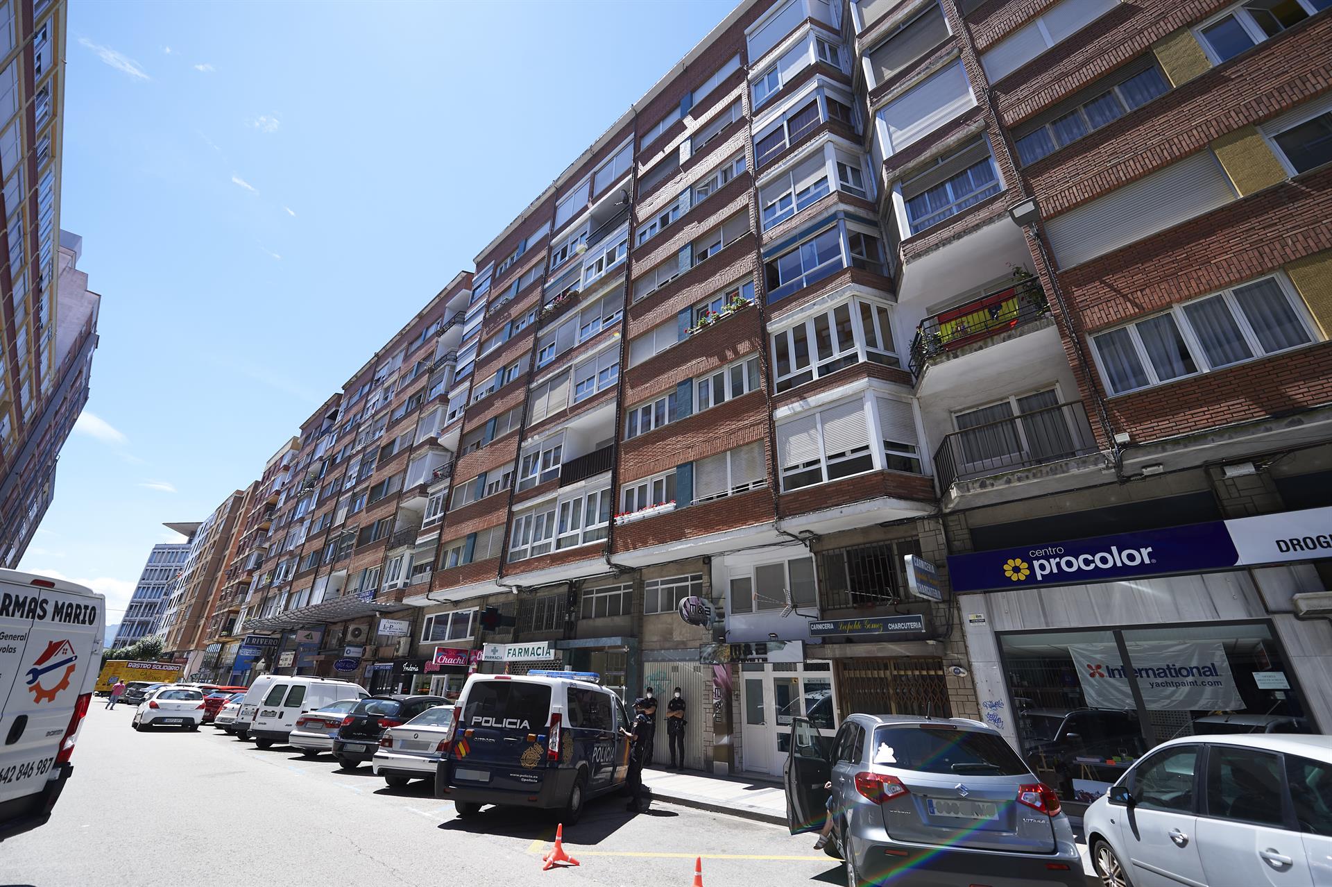 Varios agentes de la Policía Nacional controlan el edificio puesto en cuarentena en Santander.