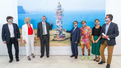 Autoridades en la presentación de la intervención artística de Okuda en el Faro de Ajo - GOBIERNO DE CANTABRIA - Archivo