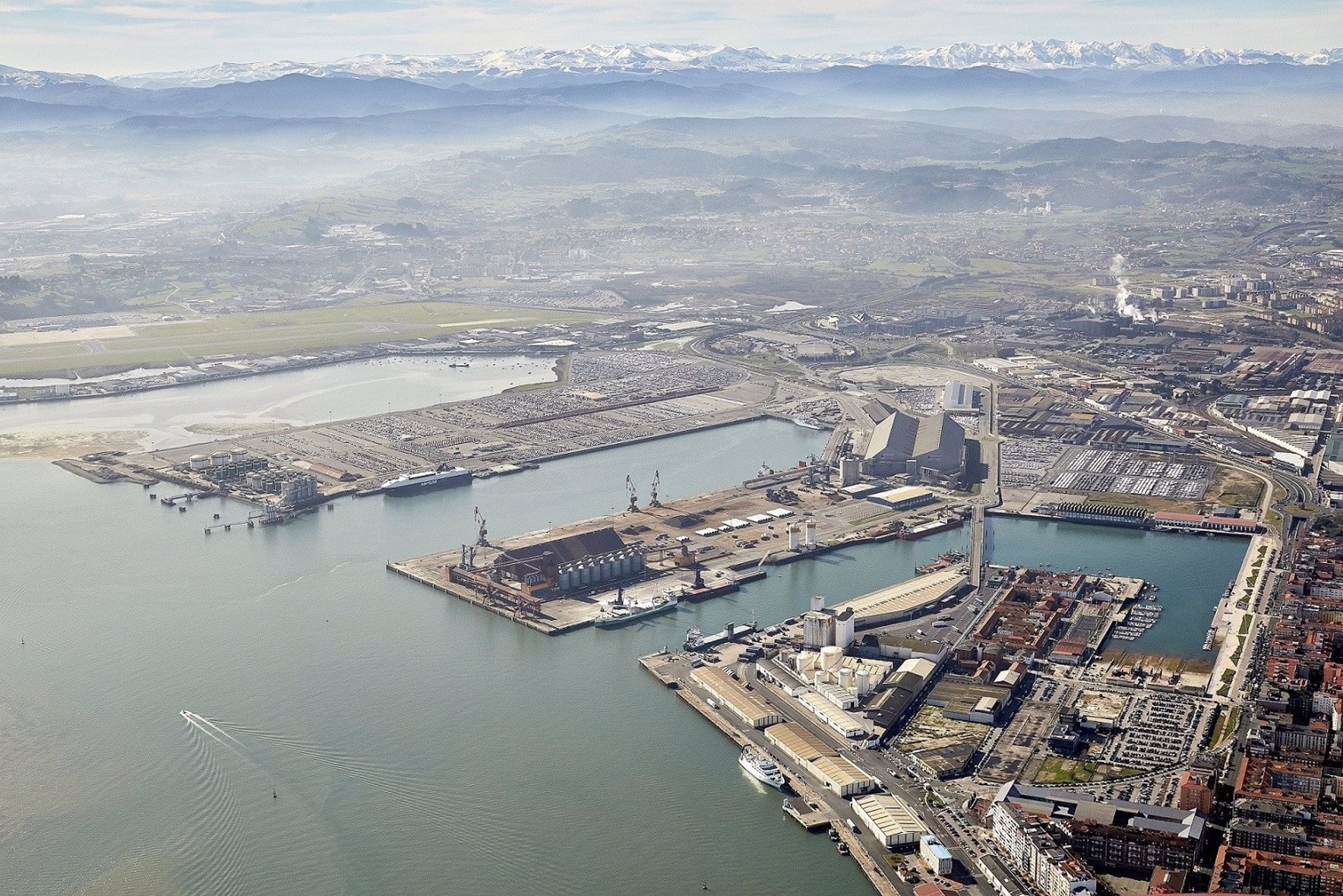 Vista aérea del Puerto de Santander.
