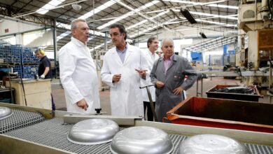 El consejero de Industria en una visita a la empresa Vitrinor antes de la pandemia.