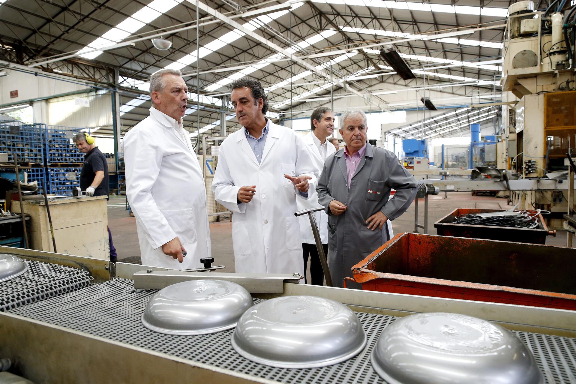 El consejero de Industria en una visita a la empresa Vitrinor antes de la pandemia.