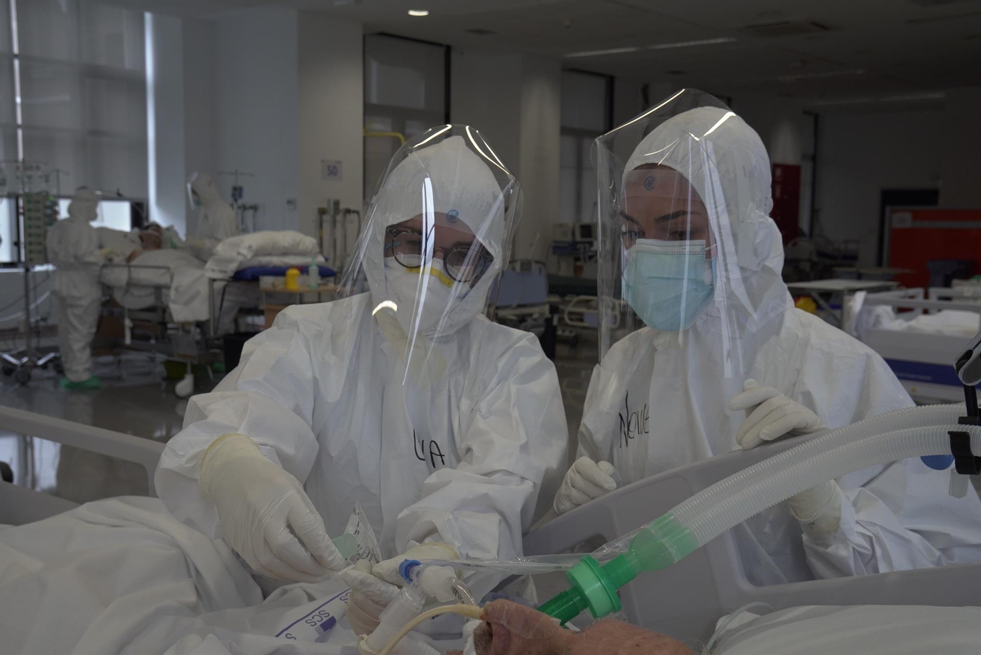 Dos profesionales sanitarias asisten a un paciente Covid19 en la Unidad de Cuidados Intensivos del Hospital Valdecilla.