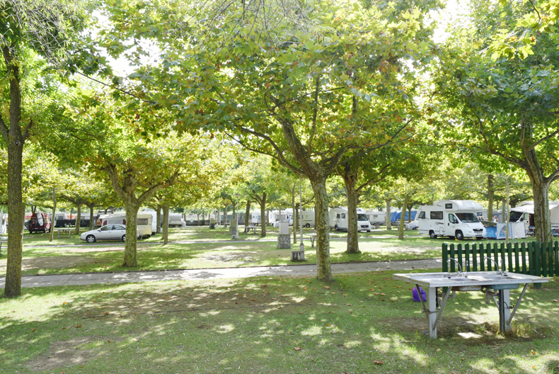 Camping Playa Regatón, ubicado en Laredo.