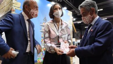 El presidente de Cantabria, Miguel Ángel Revilla (dcha); la ministra de Turismo, Reyes Maroto; y el consejero de Turismo, Javier López Marcano, en FITUR.