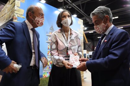 El presidente de Cantabria, Miguel Ángel Revilla (dcha); la ministra de Turismo, Reyes Maroto; y el consejero de Turismo, Javier López Marcano, en FITUR.