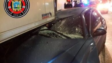 Photo of Liberadas la conductora y pasajera de un coche que chocó con un camión en la Avenida de Parayas
