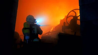 Photo of Un incendio en una nave ganadera de Cabezón de la Sal afecta a una gran cantidad de hierba y cereal