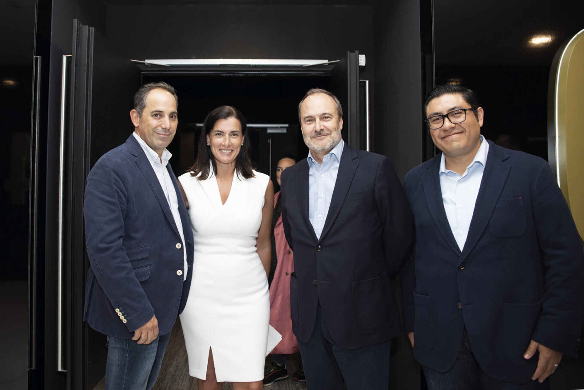 La alcaldesa de Santander, Gema Igual, con los responsables de la cadena de cines Yelmo.