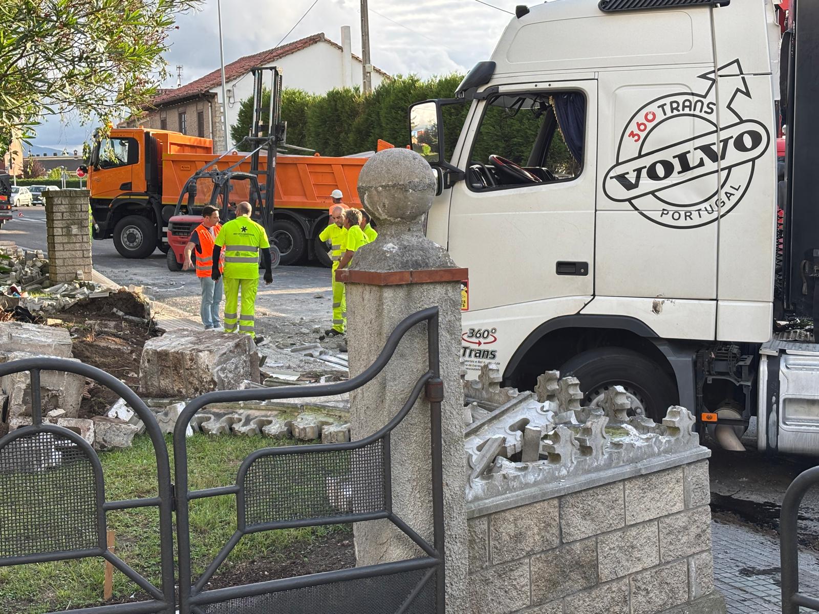 Trabajos para retirar el camión volcado.