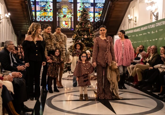 Desfile Nuevo Futuro 2025 - Sal udo Paula Alegría · Allegra