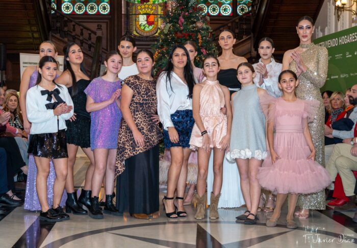 Desfile Nuevo Futuro 2025 - Saludo Katherina Barrera · Catalina García& Evlening Kids